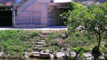 Vista frontal de la propiedad