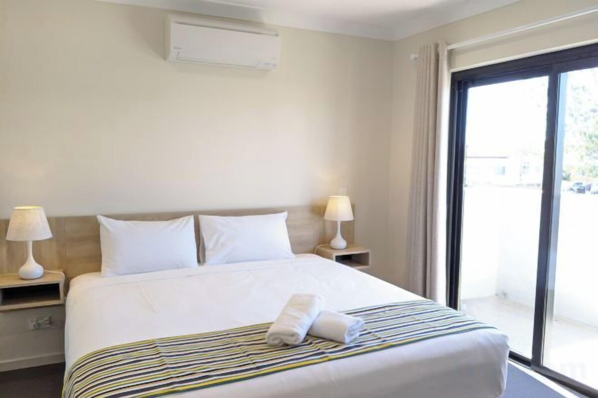Escritorio, espacio para trabajar con un portátil, cortinas opacas