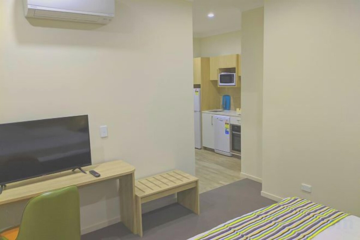 Escritorio, espacio para trabajar con un portátil, cortinas opacas
