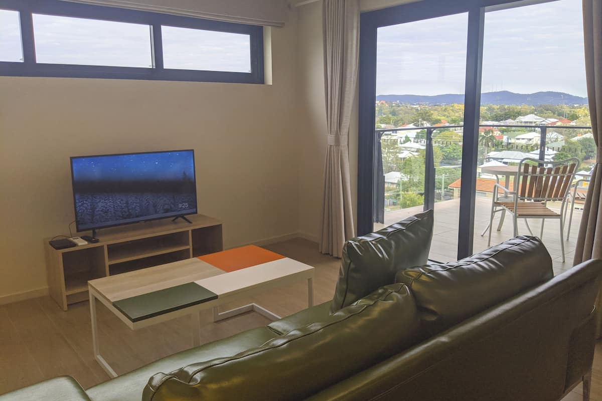 43-Zoll-Flachbildfernseher mit Digitalempfang, Fernseher, Tablet-PC