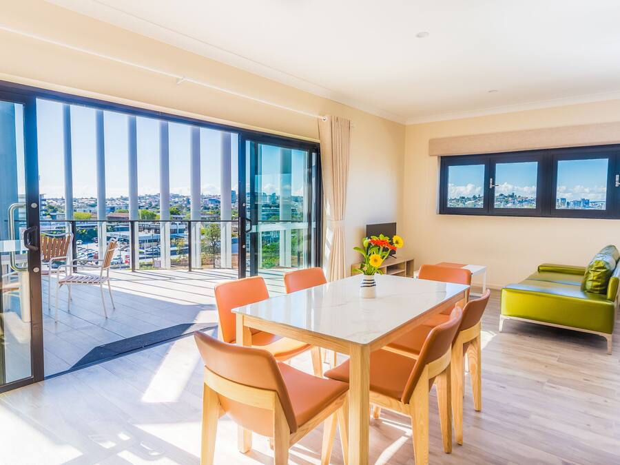 Een 43-inch flatscreentelevisie met digitale zenders en een televisie