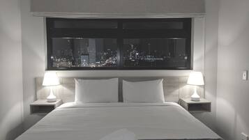 ์ฑ
์, ๋
ธํธ๋ถ ์์
๊ณต๊ฐ, ์๋ง ์ปคํผ, ๋ฐฉ์ ์ค๋น