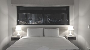 Schreibtisch, laptopgeeigneter Arbeitsplatz, Verdunkelungsvorhänge