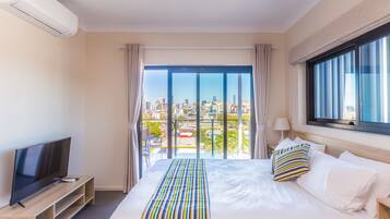 Escritorio, espacio para trabajar con laptop y cortinas blackout