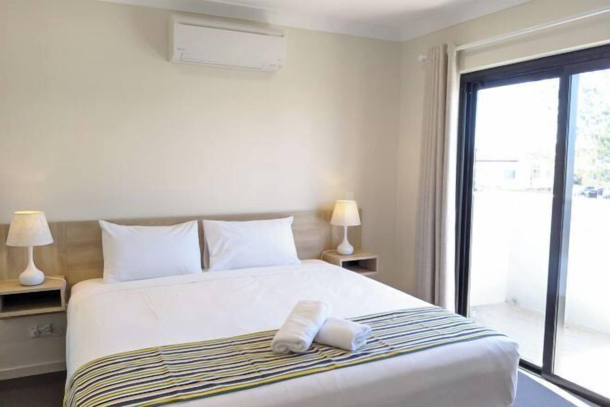 Escritorio, espacio para trabajar con un portátil, cortinas opacas