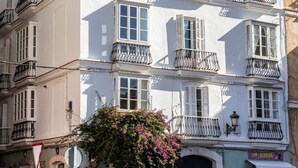 A white building with multiple balconies, a black door, and a sign reading 'Las Burbias.' - Rustic Apartment "Casa Bugambilla" in Very Central Location with Balcony & Wi-Fi (Cadiz)