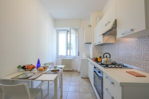 Family Apartment, Multiple Bedrooms (Casa Al Caprifoglio 600m From Beach) | Private kitchen | Fridge, microwave, oven, stovetop - Casa Al Caprifoglio 600 Mt From Beach (Ispra)