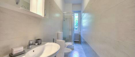 Familienapartment, 2 Schlafzimmer, Mikrowelle (Casa Al Caprifoglio 600m From Beach) | Badezimmer