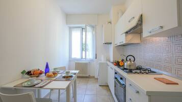 Appartement Familial, plusieurs chambres (Casa Al Caprifoglio 600m From Beach) | Cuisine privée | Réfrigérateur, micro-ondes, four, plaque de cuisson