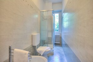 อพาร์ทเมนท์สำหรับครอบครัว, หลายห้องน  อน (Casa Al Caprifoglio 600m From Beach) | ห้องน้ำ | ฝักบัว, เรนชาวเวอร์, ไดร์เป่าผม, โถสุขภัณฑ์แบบบิเดท์