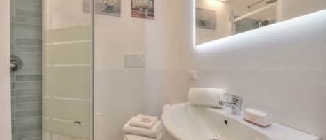 Apartamento família, 2 quartos, micro-ondas (Casa Al Caprifoglio 600m From Beach) | Banheiro | Chuveiro, chuveiro com efeito de chuva, secador de cabelo, bidê