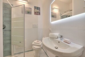 Family Apartment, 2 Bedrooms, Microwave (Casa Al Caprifoglio 600m From Beach) | Bathroom | Shower, rainfall showerhead, hair dryer, bidet - Casa Al Caprifoglio 600 Mt From Beach (Ispra)