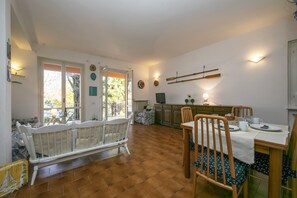 Familie appartement, 2 slaapkamers, uitzicht op gebergte (Casa Lavanda Pool, Tennis) | Woonruimte | Flatscreentelevisie