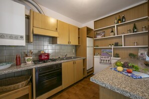 Familie appartement, 2 slaapkamers, uitzicht op gebergte (Casa Lavanda Pool, Tennis) | Privékeuken | Een koelkast, een oven, een kookplaat, een koffiezetapparaat/waterkoker