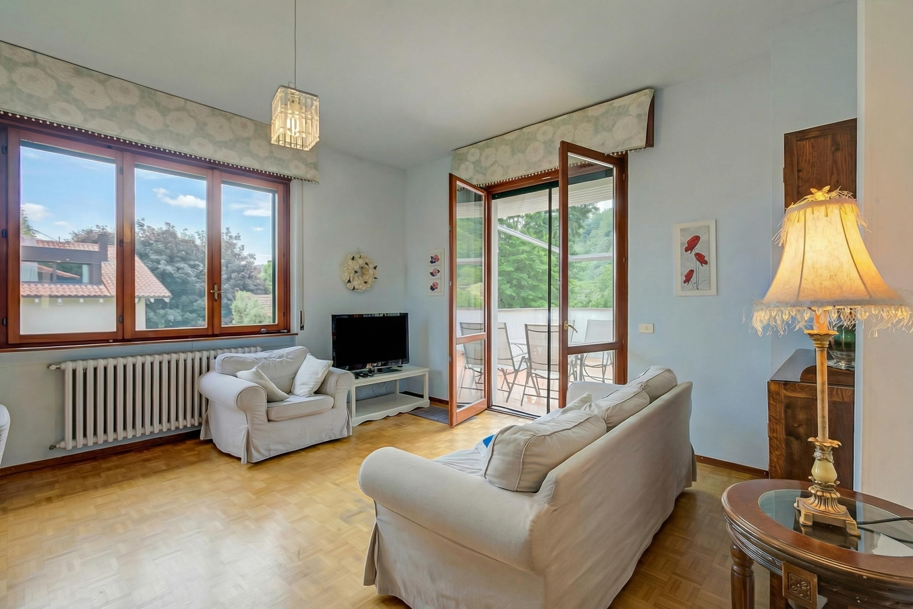 Family Apartment, Multiple Bedrooms, 2 Bathrooms (Connie's apartment) | Living area | 22-inch flat-screen TV with digital channels, TV, books