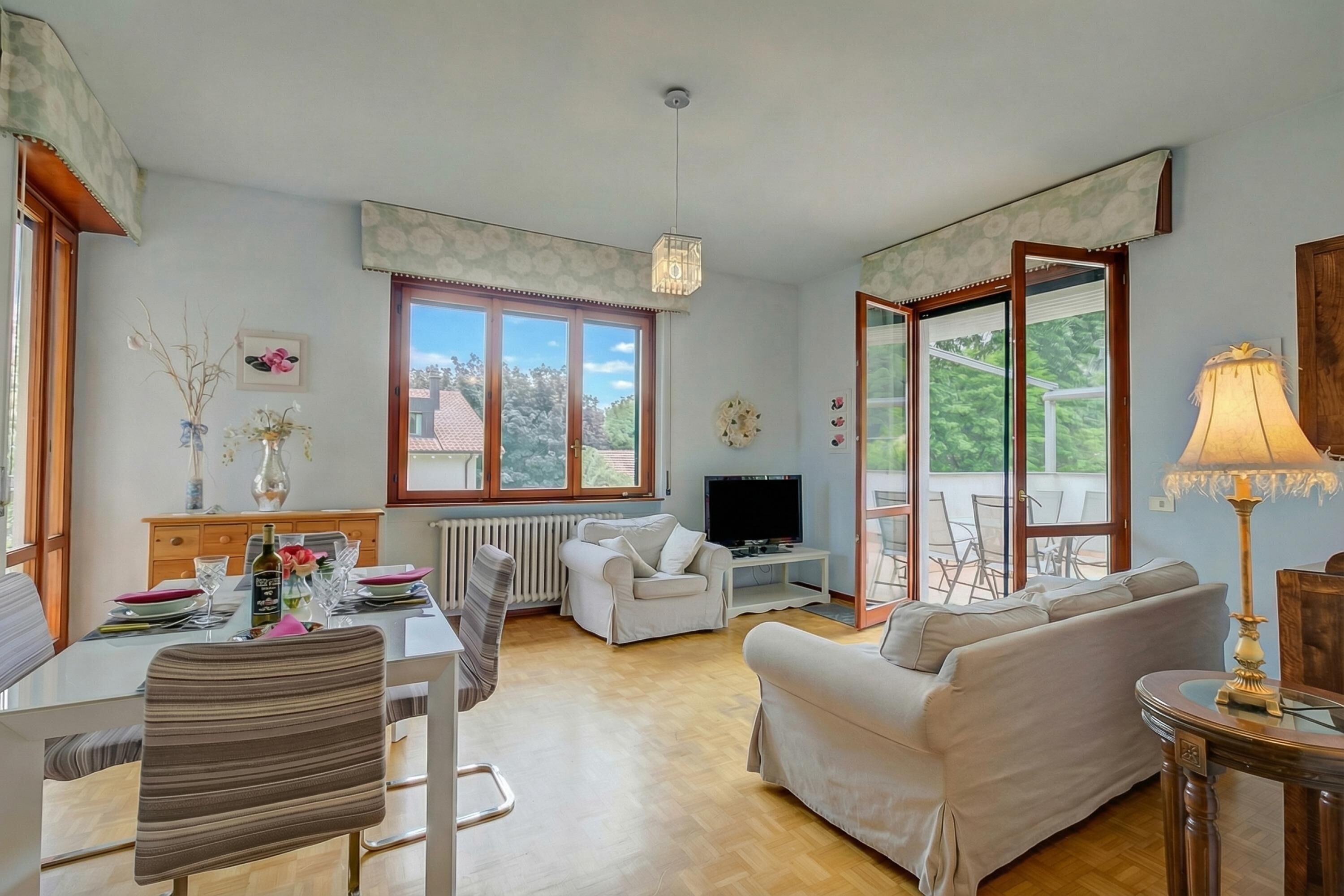 Family Apartment, Multiple Bedrooms, 2 Bathrooms (Connie's apartment) | Living area | 22-inch flat-screen TV with digital channels, TV, books