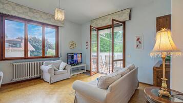 Appartamento familiare, 2 camere da letto, 2 bagni (Connie's apartment) | Area soggiorno | TV a schermo piatto 22 pollici con canali digitali, TV, libri