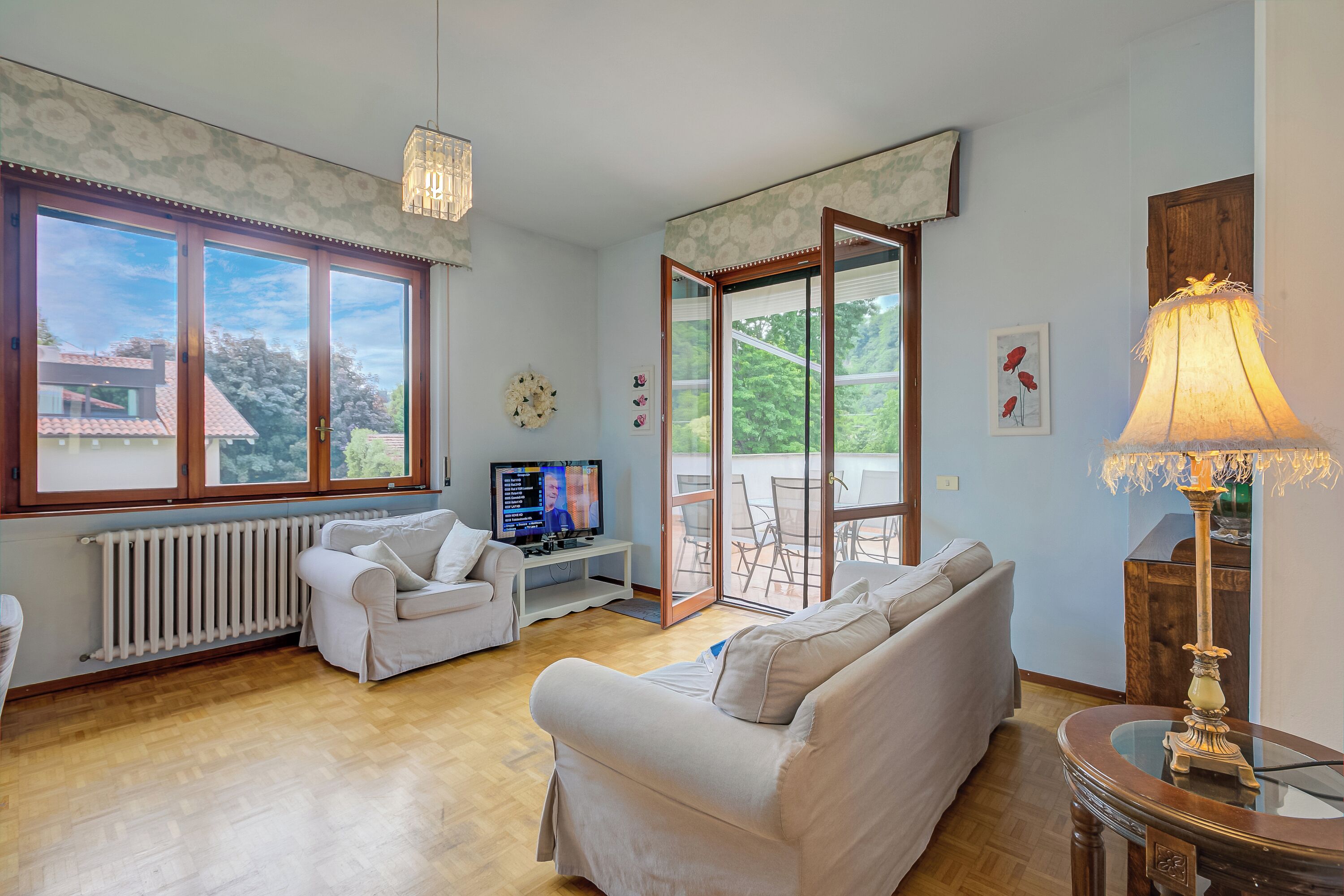 22-Zoll-Flachbildfernseher mit Digitalempfang, Fernseher, Bücher