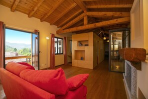 Townhouse – familie, flere soverom, ved fjell (La Casa nel Borgo Lake View) | Oppholdsområde | En 21-tommers smart-TV med kabel-kanaler samt DVD-spiller