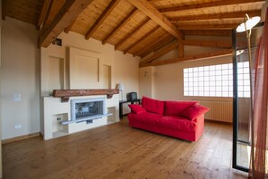 Casa geminada família, vários quartos, ao lado da montanha (La Casa nel Borgo Lake View) | Área de estar | Smart TV 21 polegadas com canais a cabo, DVD player