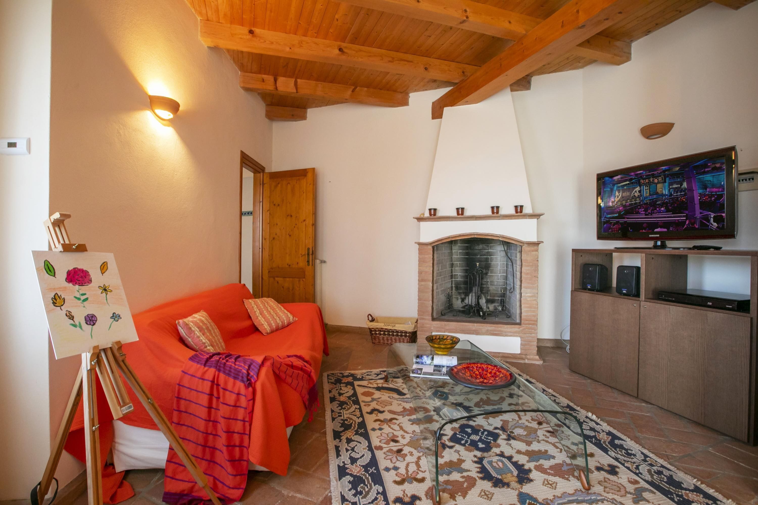 Residenza familiare, camere multiple, lato montagna (La Casa nel Borgo Lake View) | Area soggiorno | Smart TV 21 pollici con canali via cavo, lettore DVD