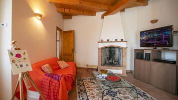 Residenza familiare, camere multiple, lato montagna (La Casa nel Borgo Lake View) | Area soggiorno | Smart TV 21 pollici con canali via cavo, lettore DVD