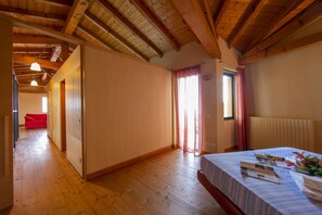 Nhà liên kế dành cho gia đình, 3 phòng ngủ, cạnh núi (La Casa nel Borgo Lake View) | 3 phòng ngủ, bàn ủi/dụng cụ ủi quần áo