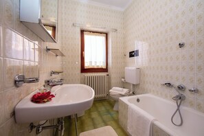 Familienapartment, Mehrere Schlafzimmer, 2 Bäder, Bergseite (La Verbanina) | Badezimmer