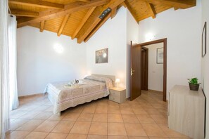 Family Townhome, 2 Bedrooms, 2 Bathrooms (Le Betulle Garden in Laveno) | 2 bedrooms, iron/ironing board, WiFi, bed sheets - Le Betulle Garden in Laveno (Laveno Mombello)