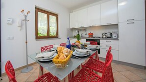 Casa de ciudad familiar, 2 habitaciones, 2 baños (Le Betulle Private Garden & Parking) | Restaurantes