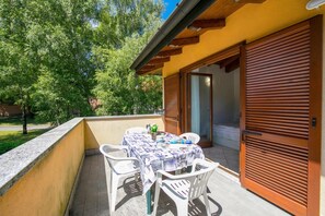 Outdoor dining - Le Betulle Garden in Laveno (Laveno Mombello)