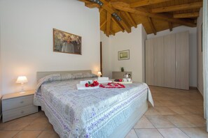 Maison mitoyenne Familiale, plusieurs chambres, 2 salles de bains (Le Betulle Garden in Laveno)