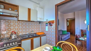 Familienapartment, Mehrere Schlafzimmer, Bergseite (Nicoletta's Lake View Stresa) | Eigene Küche