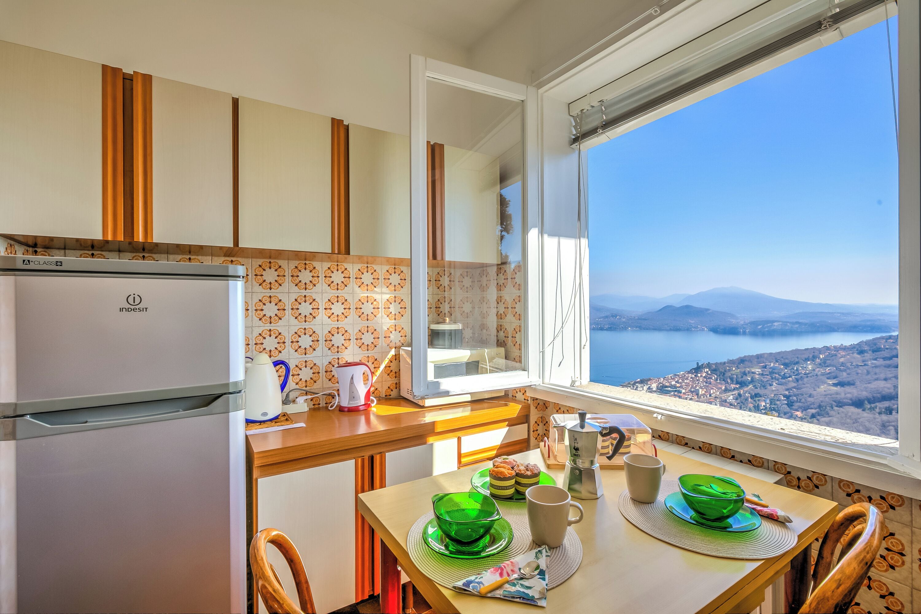 家庭公寓, 多间卧室, 山腰 (Nicoletta's Lake View Stresa) | 私人厨房 | 大冰箱、微波炉、烤箱、炉灶