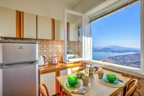 Familielejlighed - flere soveværelser - ved bjerg (Nicoletta's Lake View Stresa) | Privat køkken | Køleskab/fryser i fuld størrelse, mikrobølgeovn, ovn, kogeplade