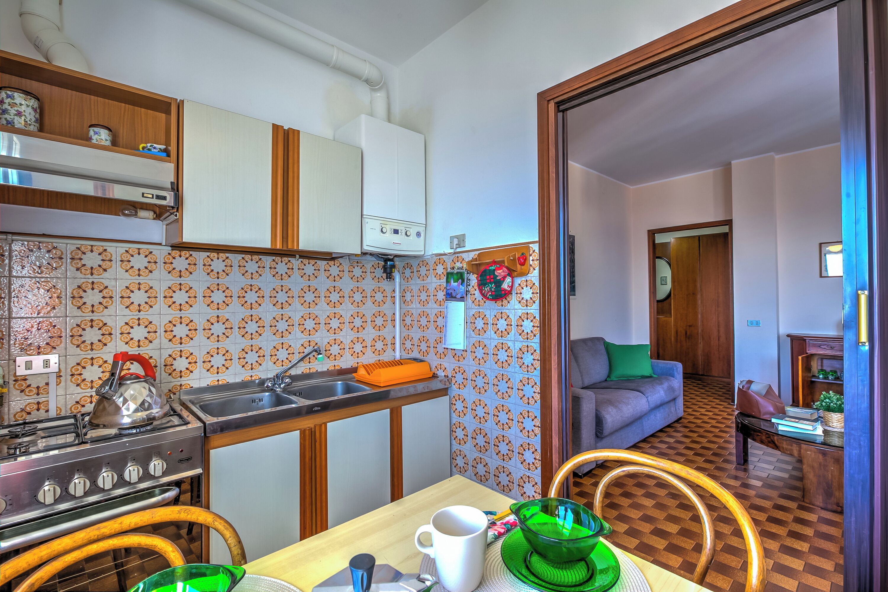 Full-sized fridge, microwave, oven, stovetop