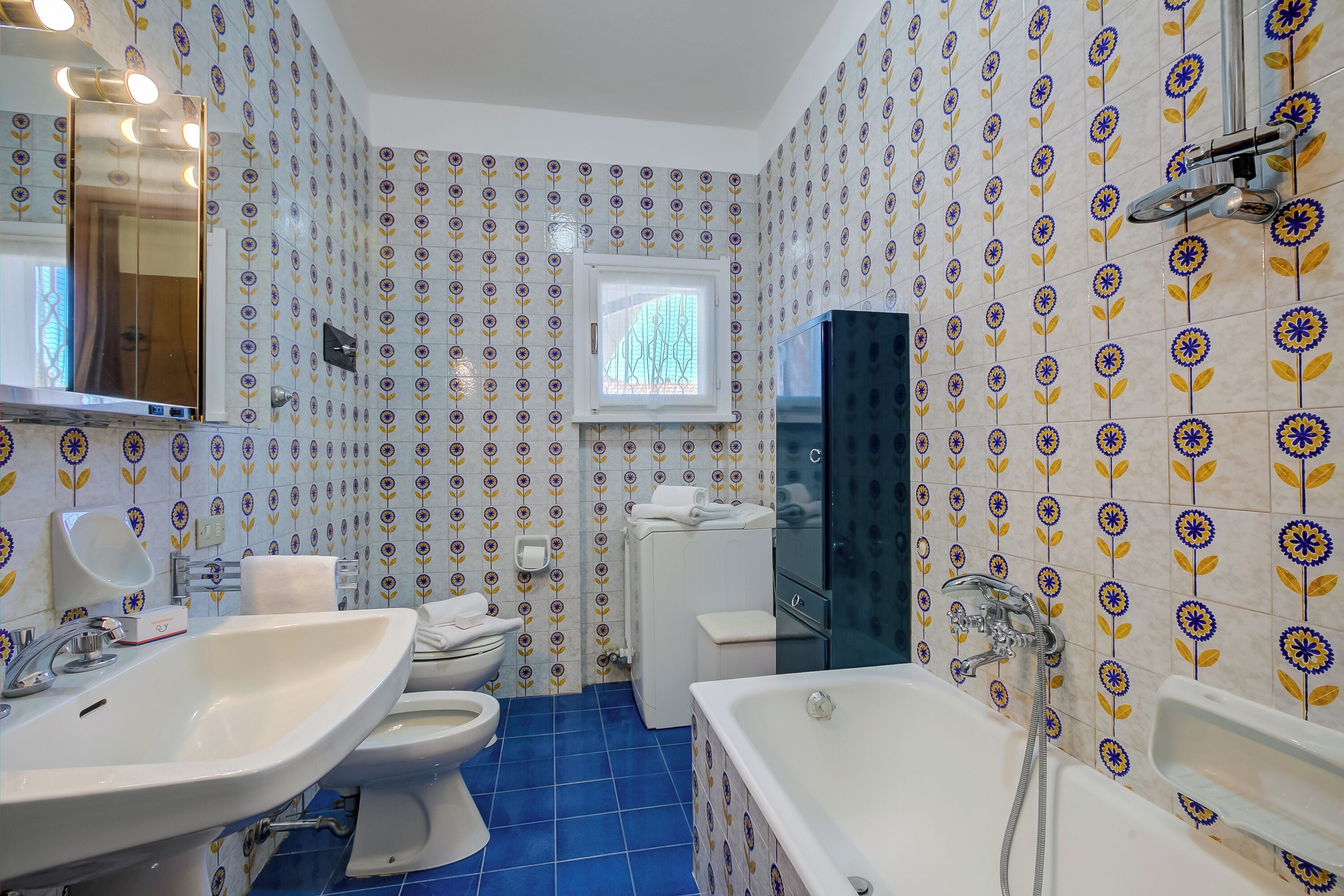 Familienapartment, Mehrere Schlafzimmer, Bergseite (Nicoletta's Lake View Stresa) | Badezimmer | Badewanne, Haartrockner, Bidet, Handtücher