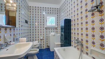 Appartement Familial, plusieurs chambres, cÎté montagne (Nicoletta's Lake View Stresa) | Salle de bain | Baignoire, sÚche-cheveux, bidet, serviettes fournies
