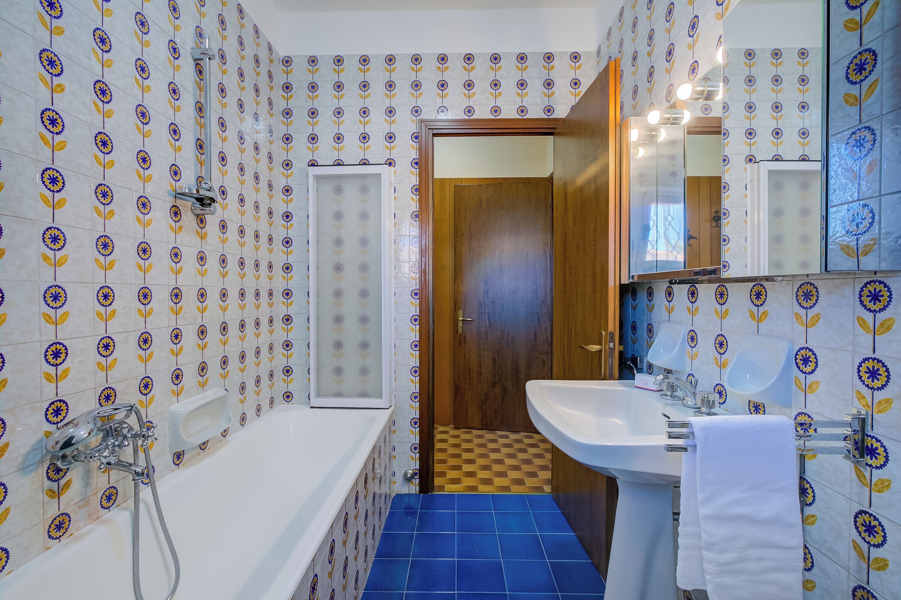 Familienapartment, Mehrere Schlafzimmer, Bergseite (Nicoletta's Lake View Stresa) | Badezimmer | Badewanne, Haartrockner, Bidet, Handtücher