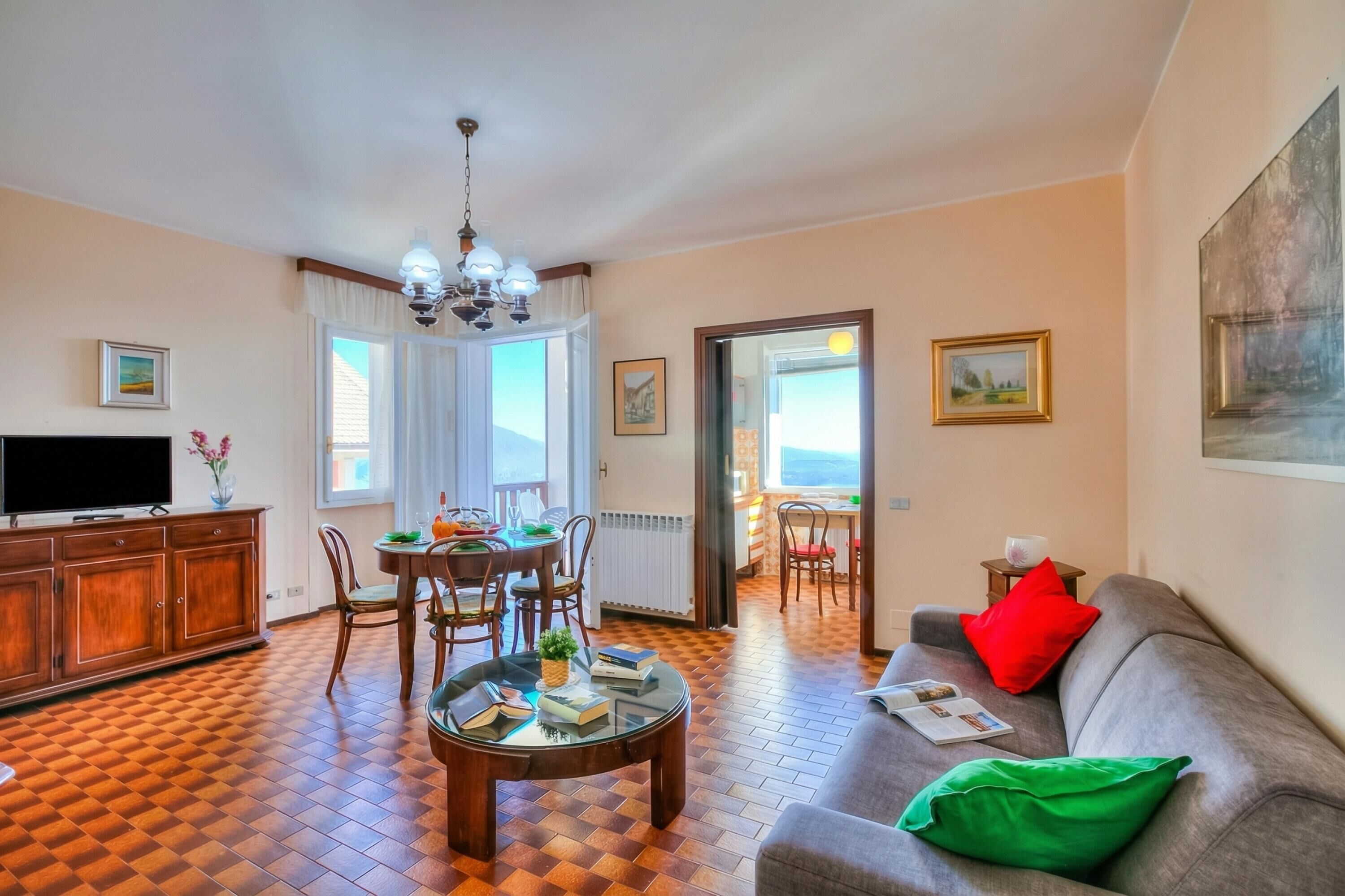 Apartamento família, vários quartos, ao lado da montanha (Nicoletta's Lake View Stresa) | Área de estar | TV 22 polegadas com canais a cabo
