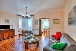 Departamento familiar, varias habitaciones, junto a la montaña (Nicoletta's Lake View Stresa) | Área de sala de estar | Televisión de 22 pulgadas con canales por cable 
