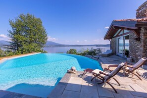 Villa familiar, varias habitaciones, junto a la montaña (Paradis Relais Infinity Pool Lake) | Piscina | Una piscina al aire libre