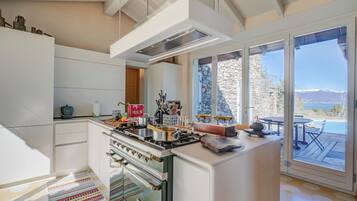 Villa familiare, camere multiple, lato montagna (Paradis Relais Infinity Pool Lake) | Cucina privata | Frigorifero con congelatore, forno, piano cottura, lavastoviglie