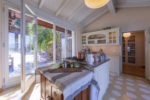 Family Villa, Multiple Bedrooms, Mountainside (Paradis Relais Infinity Pool View) | Private kitchen | Full-size fridge, oven, stovetop, dishwasher - Paradis Relais Infinity Pool View (Belgirate)