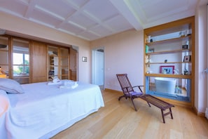 Villa familiale, 3 chambres, foyer, côté montagne (Paradis Relais Infinity Pool Lake) | 3 chambres, espace de travail pour ordinateurs portables