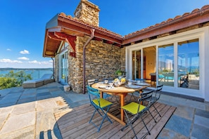 Villa familiar, 3 habitaciones, chimenea, junto a la montaña (Paradis Relais Infinity Pool Lake) | Restaurante al aire libre