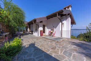 Villa familiale, 3 chambres, foyer, côté montagne (Paradis Relais Infinity Pool Lake) | Extérieur