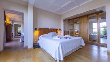 Familienvilla, 3 Schlafzimmer, Bergseite (Paradis Relais Infinity Pool View) | 3 Schlafzimmer, laptopgeeigneter Arbeitsplatz, Bügeleisen/Bügelbrett