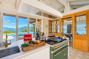Villa familiar, 3 habitaciones, chimenea, junto a la montaña (Paradis Relais Infinity Pool Lake) | Cocina privada | Refrigerador con congelador, horno, parrilla de estufa y lavavajillas