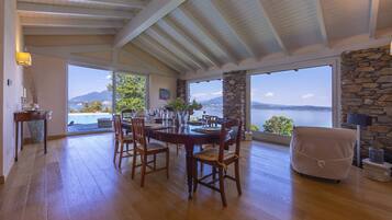 Familienvilla, Mehrere Schlafzimmer, Bergseite (Paradis Relais Infinity Pool View) | Blick auf den See